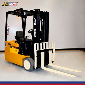 Montacargas Tipo Triciclo Seminuevo YALE ERP030 (511)
