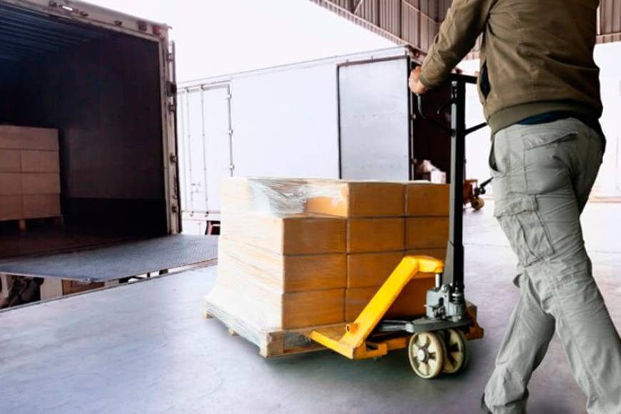 10 consejos de seguridad al cargar y descargar remolques de mercancías